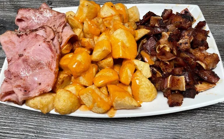 plato combo de lacón con patatas y oreja de cerdo a la plancha