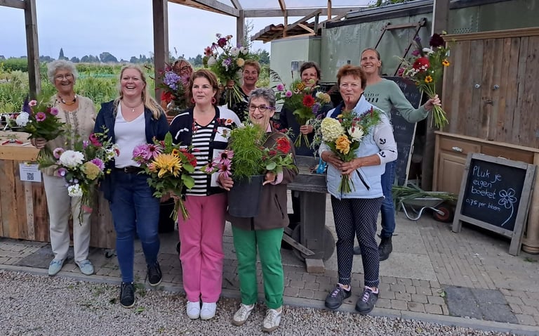 bloemschikken workshop trotse deelnemers met boeket