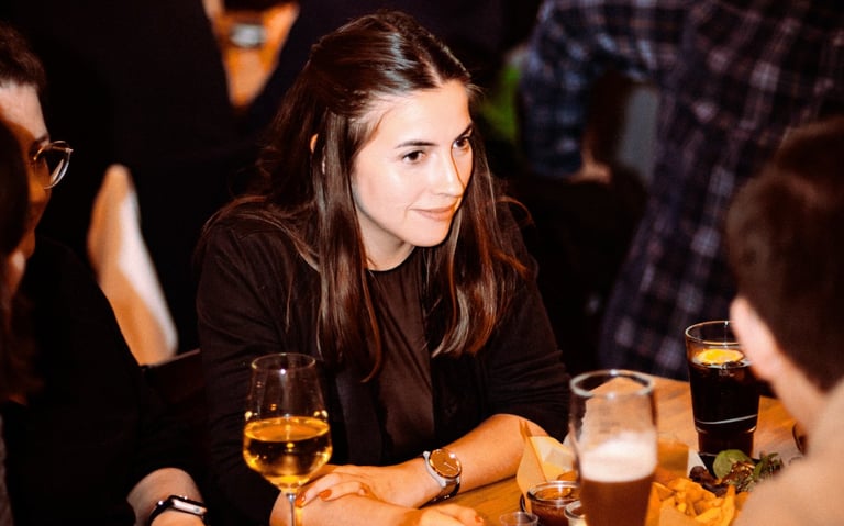 Frau beim Pub-Quiz in Friedrichshain (Berlin)