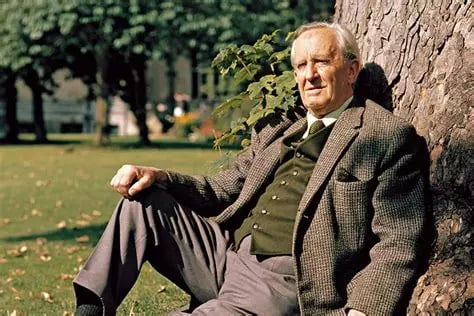 JRR Tolkien assis au soleilcontre un arbre