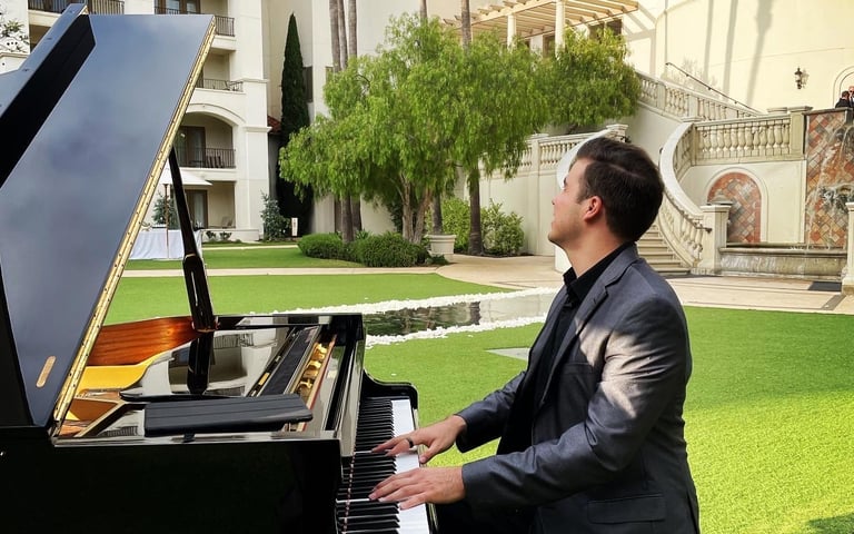 Daine Jordan playing piano professionally at a high end wedding at the Waldorf Astoria Hotel