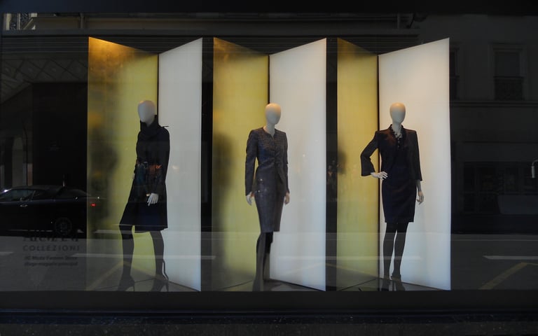 Allestimento vetrina boutique moda con arredi e materiali POP su misura