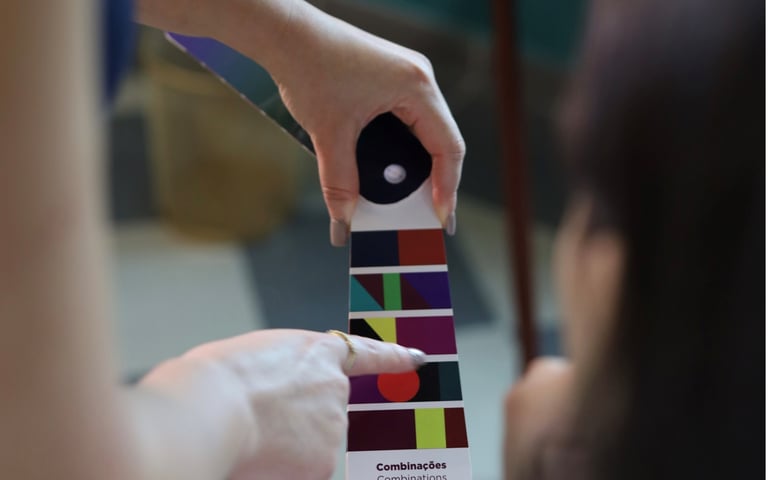 Mão apontando para palheta de cores