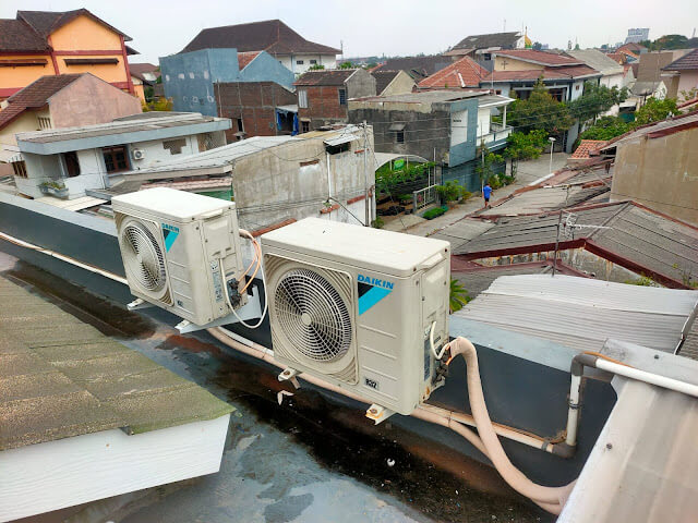 dua unit ac sedang mau di cek oleh teknisi ac wates