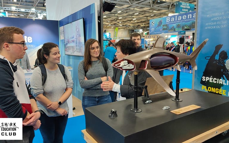 un groupe d'adultes avec la maquette requin interactive