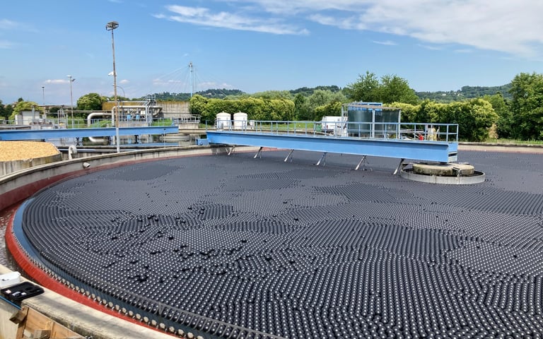 Bassin industriel couvert avec Enviro shade balls, protégé contre les rayons UV