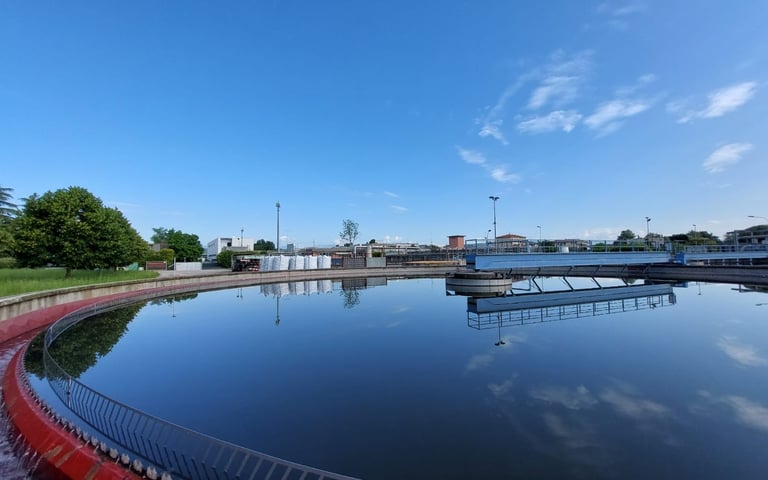 Bassin industriel non couvert, exposé aux rayons UV