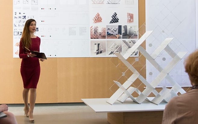 Projektantka wnętrz Justyna Grodzka z unikalnym parawanem swojego projektu