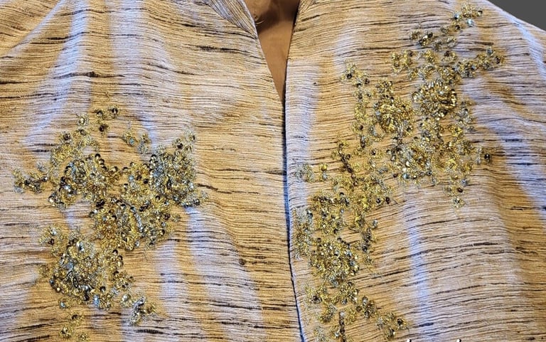 Chemise femme asiatique transformée par l'ajout de broderies dorées de Perles de Soi