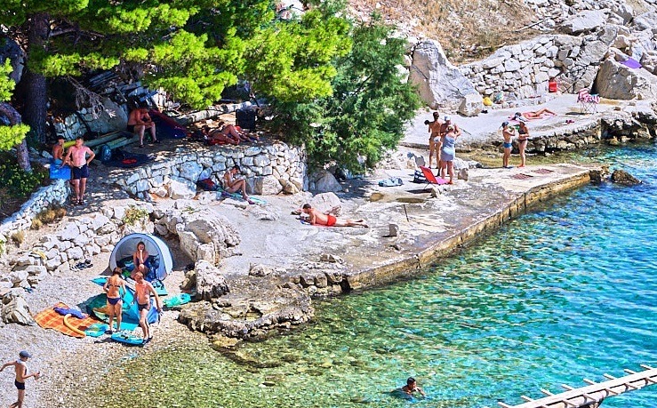 The photo shows Vojskovo beach in Lokva Rogoznica.