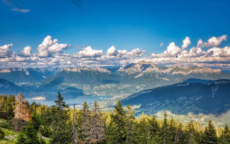 consultant seo Haute-Savoie, accompagnement des PME locales vue du lac d'Annecy depuis les montagnes