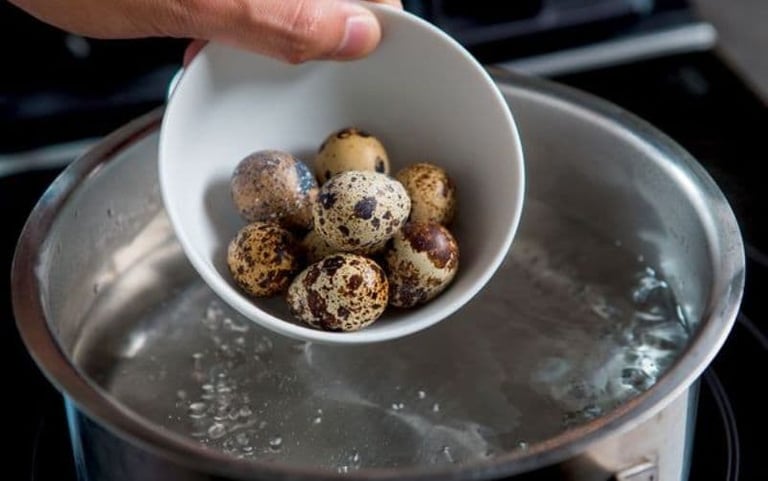 Luộc trứng chim cút bao lâu? Cách luộc không nứt, dễ bóc