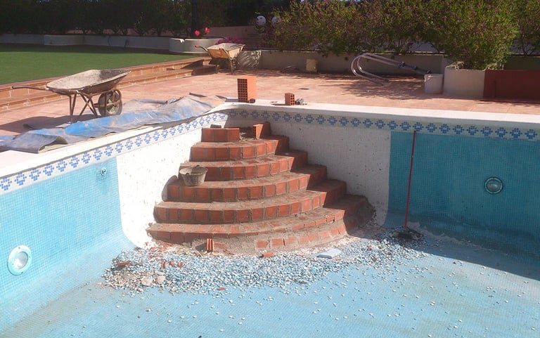 Somos una empresa especializada en reparación, restauración y renovación de piscinas de hormigón en 