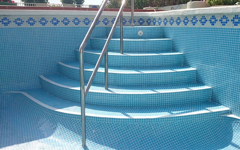 Somos una empresa especializada en reparación, restauración y renovación de piscinas de hormigón en 