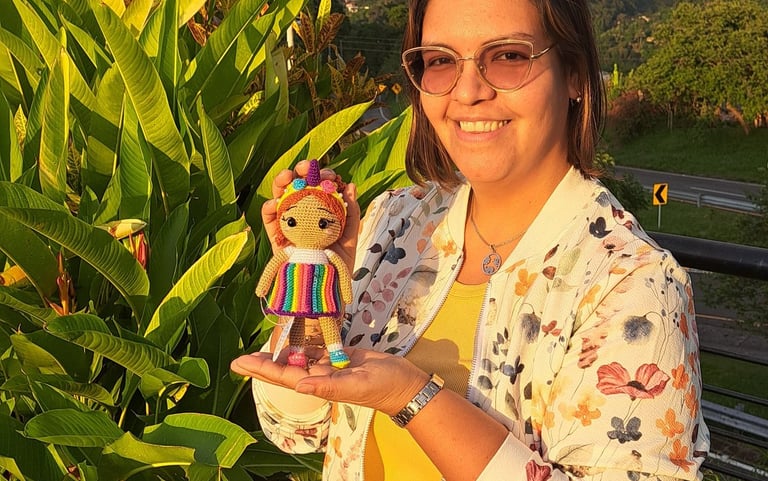 mujer sonriendo feliz de haber terminado su amigurumi