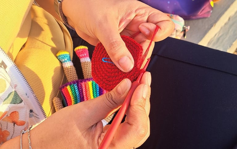 manos tejiendo parte de un amigurumi