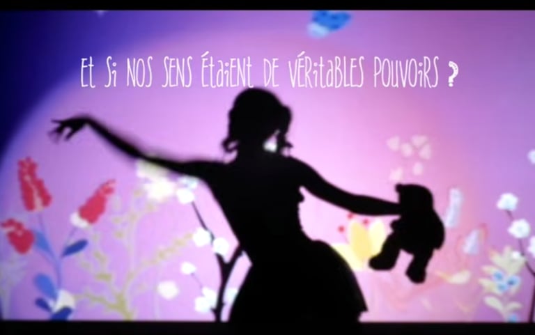 une petite fille découvre la magie de ses sens
