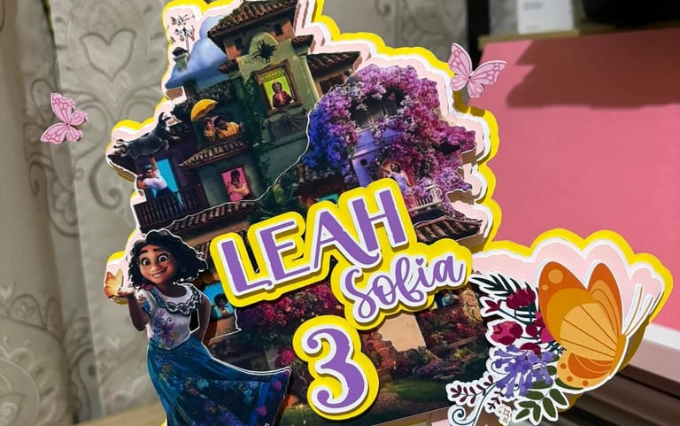 Cake topper personalizado de Encanto para el tercer cumpleaños de Leah, con Mirabel y la Casita
