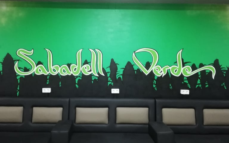 Graffiti mural en pared interior de Asociación cannábica. Madrid, Tarragona