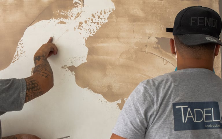 Aplicación de microcemento en muro