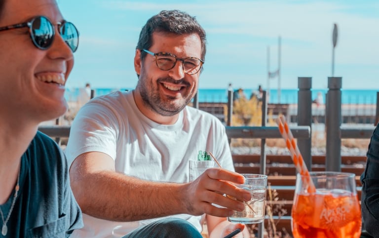 Clientes brindando y disfrutando del buen ambiente en la terraza de Santa Lola Badalona