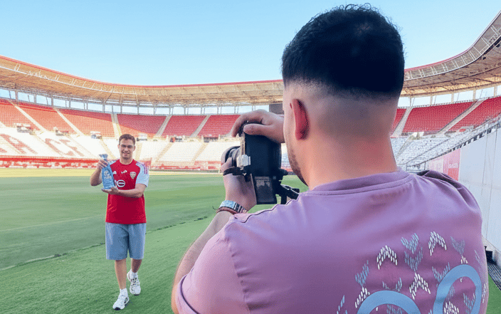 Fotografía de grabación profesional realizada por Salcedo Agencia en un estadio para contenido corpo