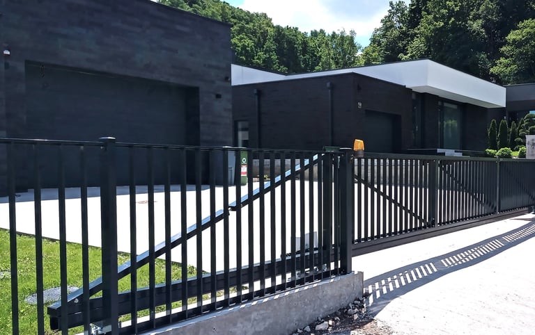 stumdomi vartai su vertikaliai išdėstytais 40x10 aliuminio profiliais ir greitaeige KEY Sun automatika vartams
