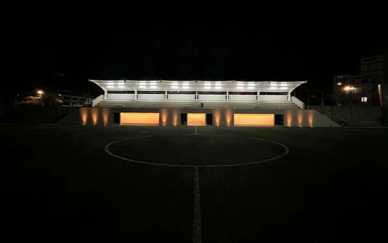 Fachada de gradas iluminada por la noche con luz cálida | KARÄNA