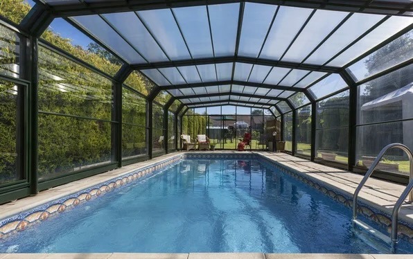 Abri de piscine éclatant, propreté retrouvée après un entretien professionnel