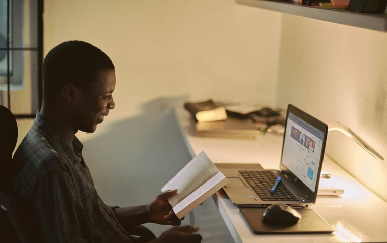 pessoa estudando com um notebook aberto