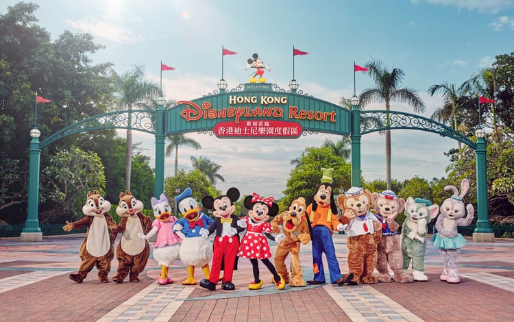 Personajes de Disney como Mickey, Minnie, Donald y Pluto, dando la bienvenida a los visitantes 