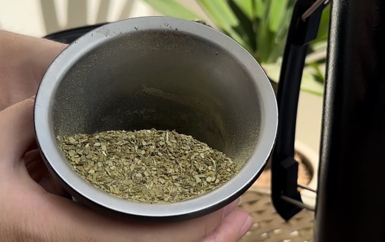 Mate argentino, montañita de yerba mate