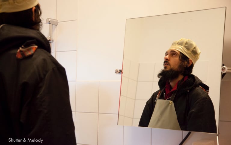 Ein Schauspieler im Spiegel rollt mit den Augen in einem Stück am English Theatre Berlin.