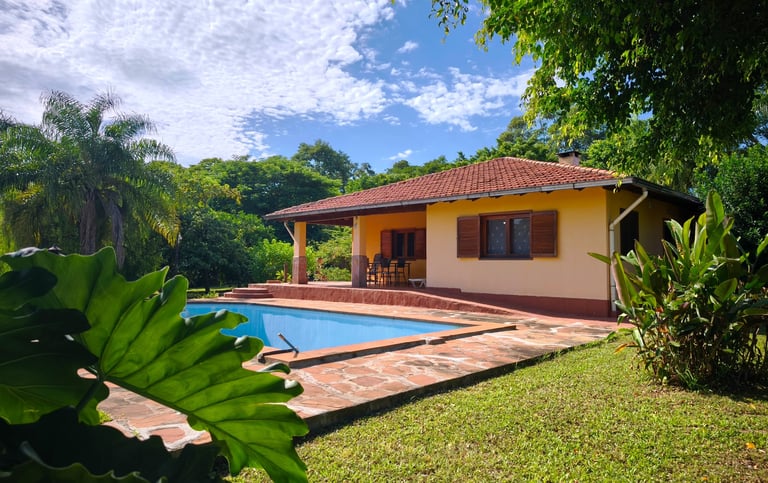 Zentral gelegenes Wohnanwesen mit Pool – Planta Urbana / Independencia