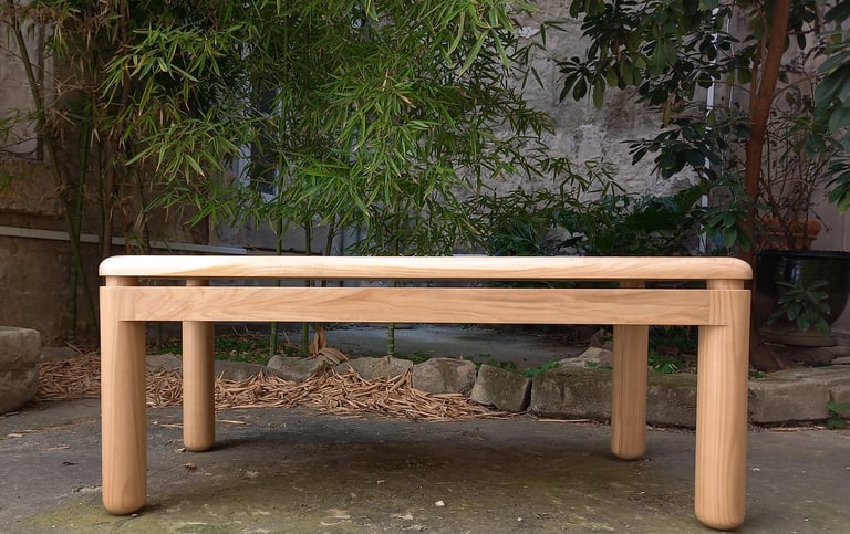le plateau surélevé de la table laisse respirer la structure