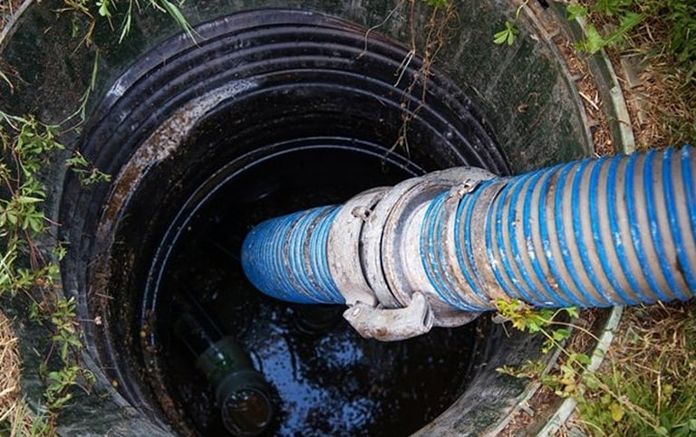 Inspección y limpieza de fosas sépticas