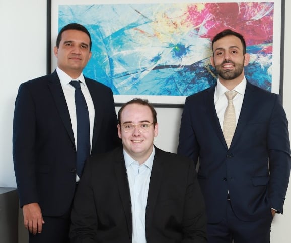 Imagem dos sócios OES Advogados