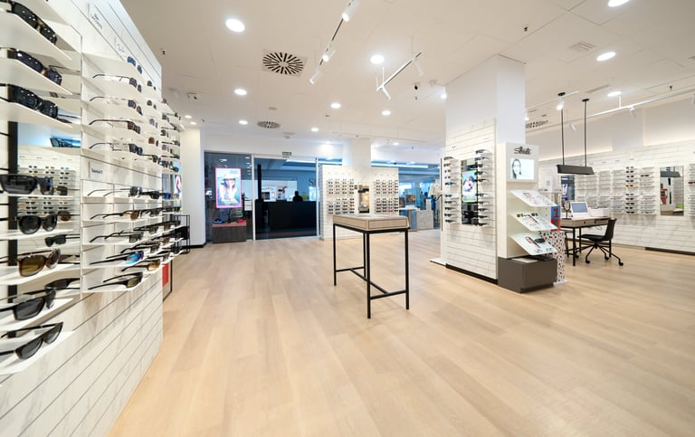 Diseño y reforma integral de óptica comercial por MSDecop.