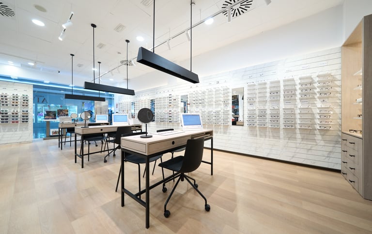 Mobiliario a medida y diseño interior de óptica por MSDecop.