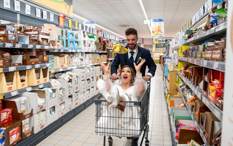 sposi si divertono in un supermercato