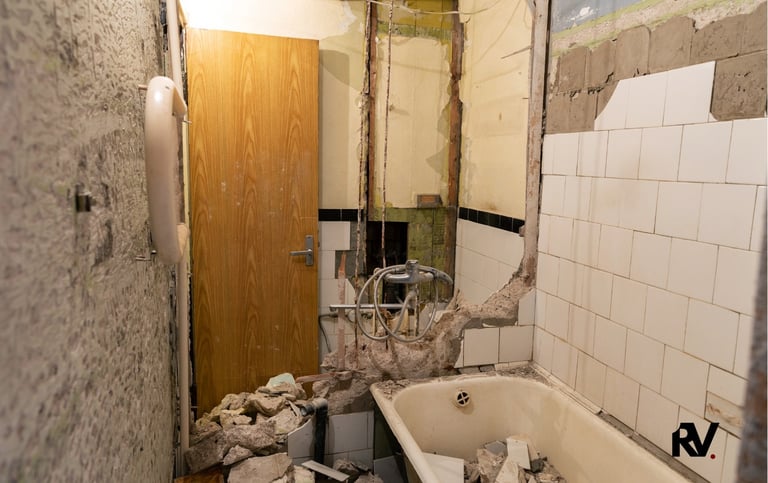 Baño antiguo en proceso de reforma integral en vivienda de Valencia por Reformistas Valencia.