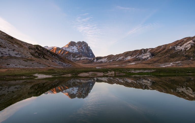 Gran Sasso d'Italia che si riflette sul lago Pietranzoni al tramonto