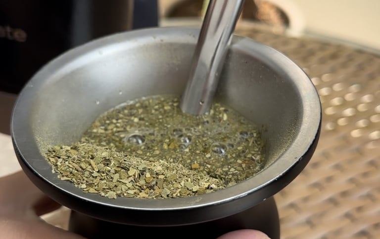 Matero argentino con yerba mate