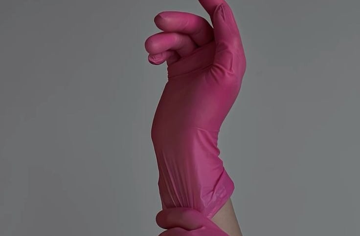 mão com luva de procedimento