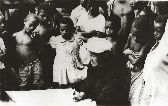 maria-plakhova-aldea-bongu-papua-pintando