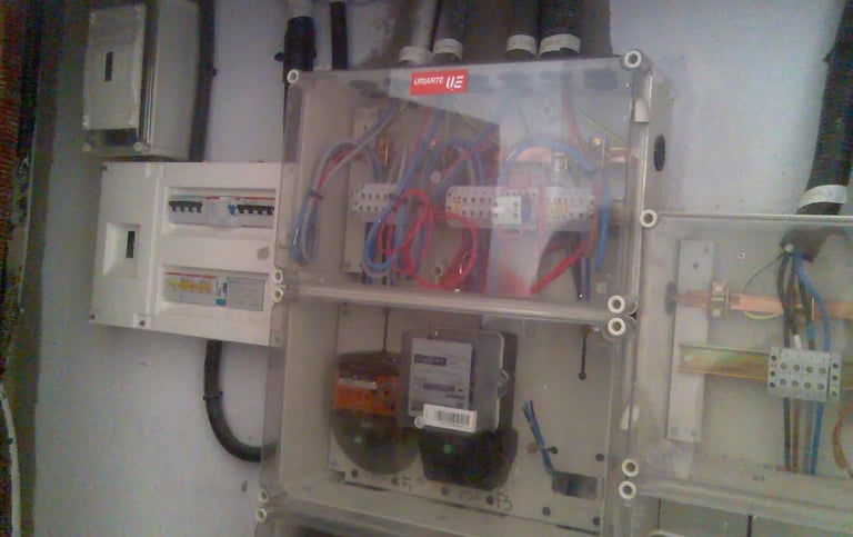 Restructuración de contadores y cuadro electrico de comunidad.