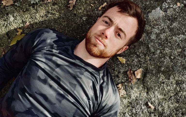 Auf einem Stein liegend