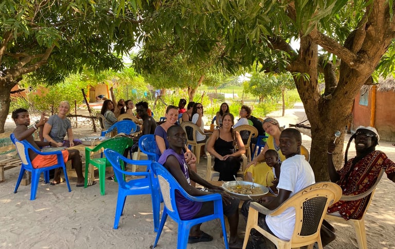 Photo représentant toutes les personne du voyage solidaire mangeant avec les locaux