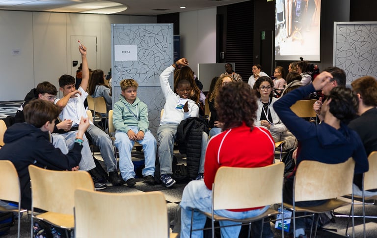 photos d'un atelier lors de l'événement harcevent 2025 ou l'on voit des collégiens s'interroger