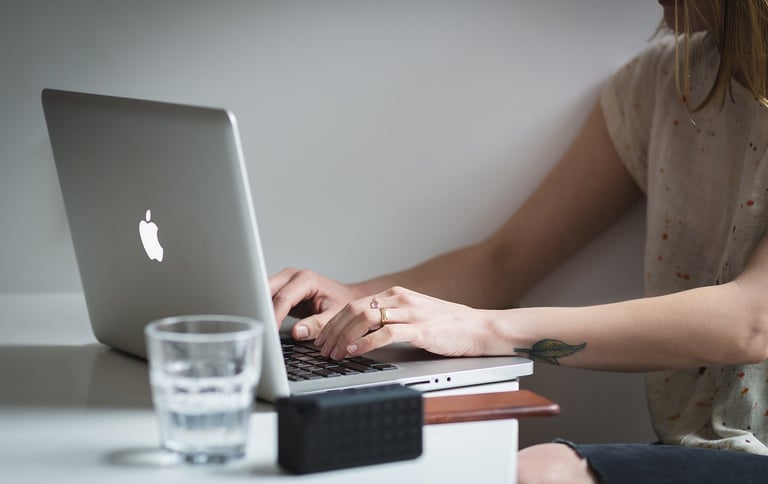  Foto penulis disertasi depan laptop (oleh: StockSnap dari Pixabay)